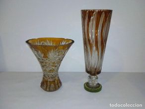 Antigüedades: Dos jarrones de cristal coloreado y tallado